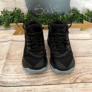 boy’s sneakers UNDER ARMOUR CURRY 3👟